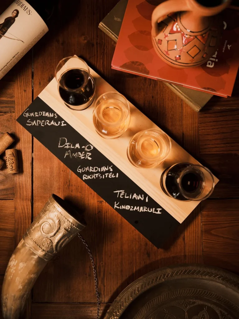Planche de dégustation de vins géorgiens Saperavi, Kindzmarauli, Rkatsiteli et vin ambré Qvevri chez Nous, restaurant géorgien au 5 avenue Jean Jaurès, Paris 19, spécialiste des vins et de la gastronomie géorgienne.